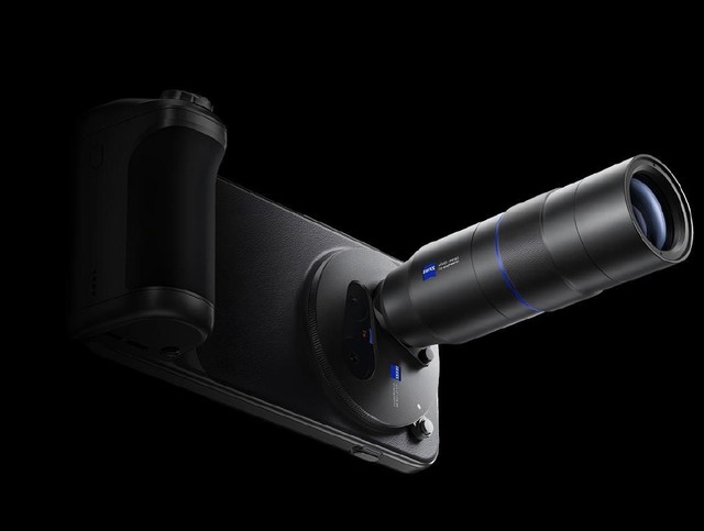 TVU Pocket with the optional Zeiss tele converter attached via the grip